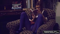 กะโปโลหญิง Alaina ดอว์สันกำลังอ่านหนังสือท่านอ่านตื่นเต้นหนังสือกันวันฝันเกี่ยวกับการมีเซ็กซ์เถื่อน
